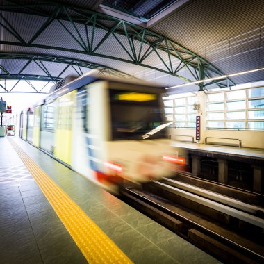 motion blur efekti ile metro tren