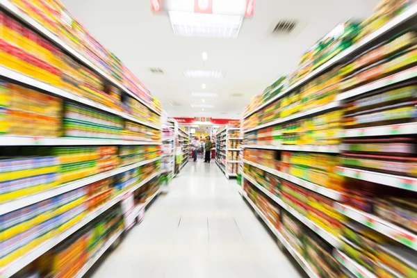 Corredor de supermercado vazio, borrão de movimento — Fotografia de Stock