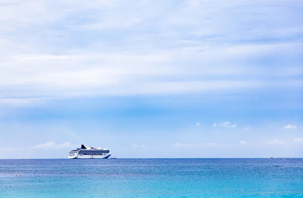 Navio de cruzeiro de luxo no mar — Fotografia de Stock