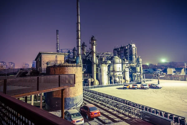 Chemische fabriek in de zonsondergang — Stockfoto