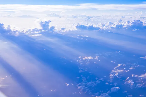 Nuvole e cielo visti attraverso la finestra di un aereo al tramonto — Foto Stock