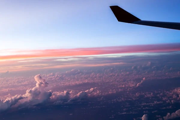 Formations de nuages et de ciel vues de l'avion — Photo