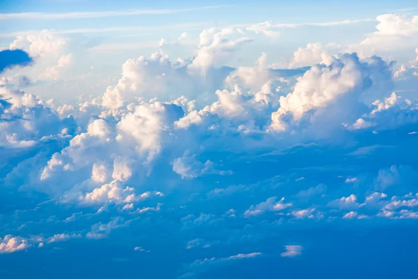 Wolken- und Himmelsformationen vom Flugzeug aus gesehen — Stockfoto