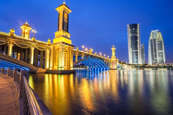 Schilderachtige brug bij nacht in putrajaya, Maleisië. — Stockfoto