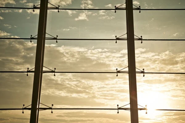 Van het glas van de muur van het venster om te kijken buiten de zonsondergang. — Stockfoto