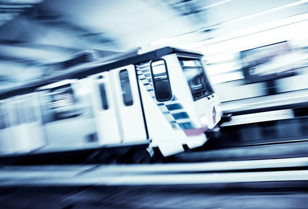 Metro Tren con efecto de desenfoque de movimiento —  Fotos de Stock