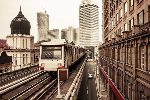 マレーシアのクアラルンプールで地下鉄列車 — ストック写真