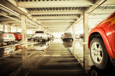 bazı park edilmiş arabalar ile iç kapalı otopark.