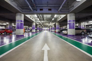 Yer altı otoparkı koridor