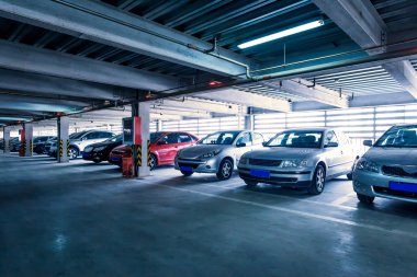 bazı park edilmiş arabalar ile iç kapalı otopark.