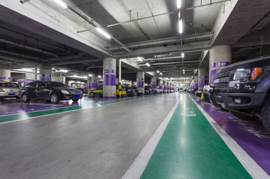 Yer altı otoparkı koridor