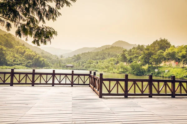 Piattaforma accanto al lago nel parco, porcellana — Foto Stock