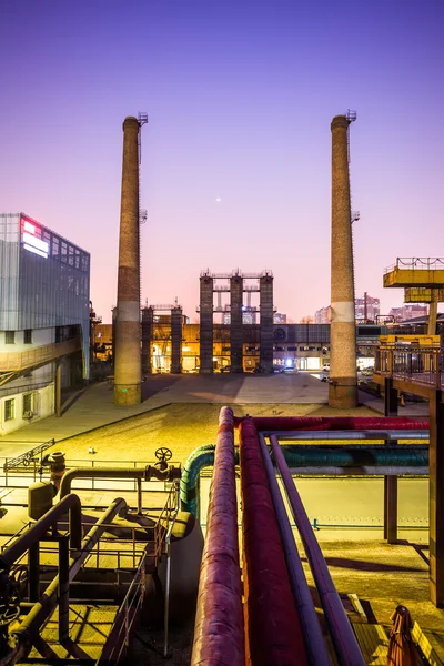 Chemical plant at twilight — Stock Photo, Image