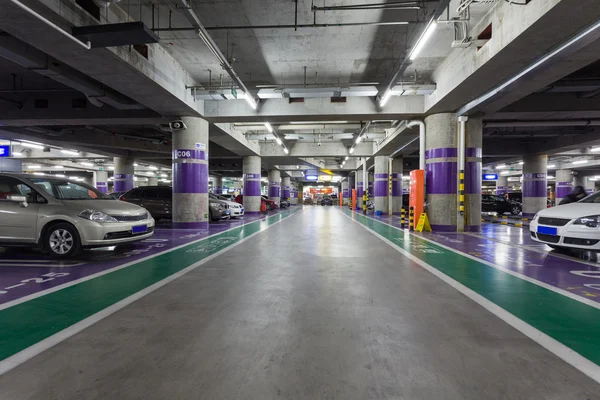 Podzemní parkovací uličky — Stock fotografie