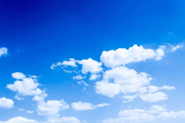 Cielo azul y nube blanca — Foto de Stock