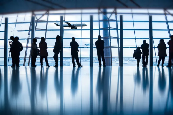 Le silhouette dei viaggiatori all'aeroporto, Pechino — Foto Stock
