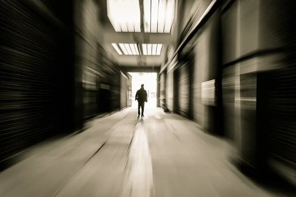 Lidí prostřednictvím dveří na budově továrny, motion blur — Stock fotografie