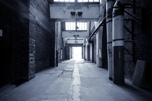 Fabriek gebouw corridor — Stockfoto