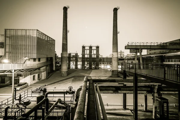 Usine chimique au crépuscule — Photo