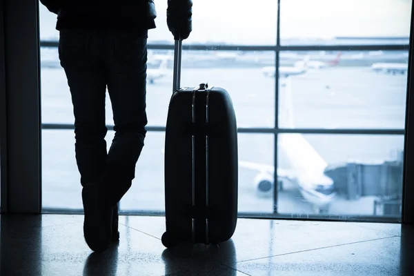 Siluetas de viajero en el aeropuerto, Beijing — Foto de Stock