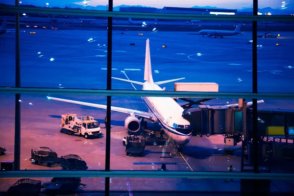 Parkerade luftfartyg på Pekings flygplats genom fönstret gate — Stockfoto