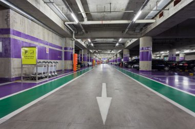 Yer altı otoparkı koridor