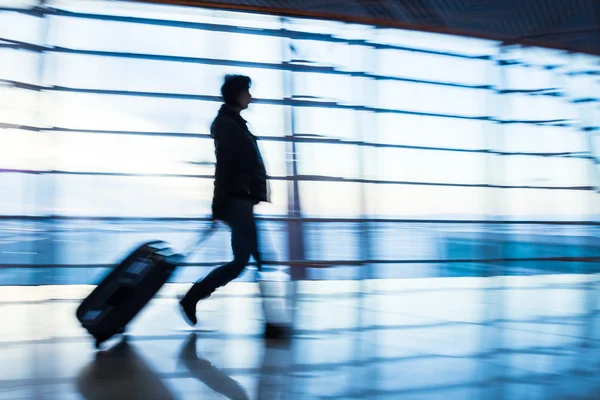 Sagome del viaggiatore all'aeroporto, sfocatura del movimento, Pechino — Foto Stock