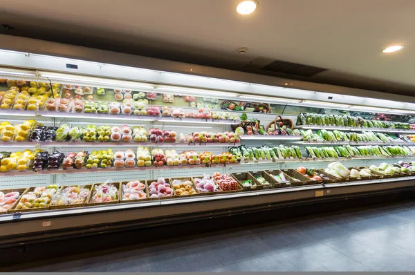 Süpermarkette meyve ile raf