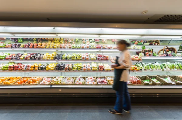 Hylla med frukt i snabbköpet — Stockfoto