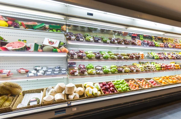 Schap met fruit in de supermarkt — Stockfoto