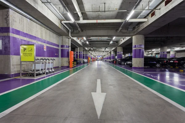 Pasillo de estacionamiento subterráneo — Foto de Stock