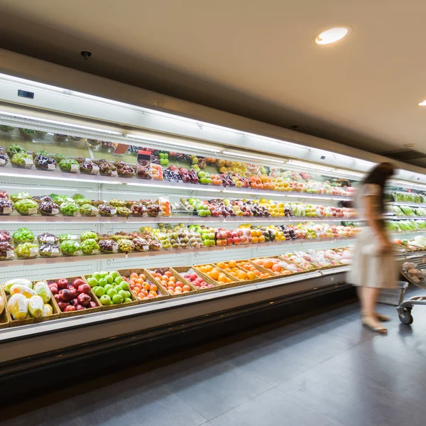 Schap met fruit in de supermarkt — Stockfoto