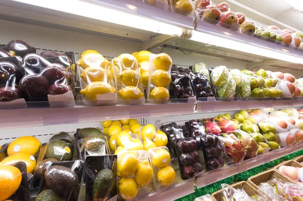 Süpermarkette meyve ile raf — Stok fotoğraf
