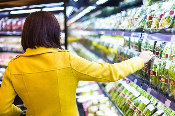 Jovem mulher compras no supermercado — Fotografia de Stock