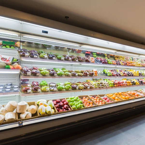 Schap met fruit in de supermarkt — Stockfoto