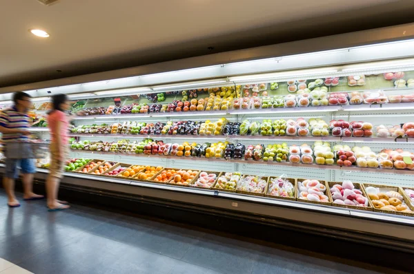 Prateleira com frutas no supermercado — Fotografia de Stock