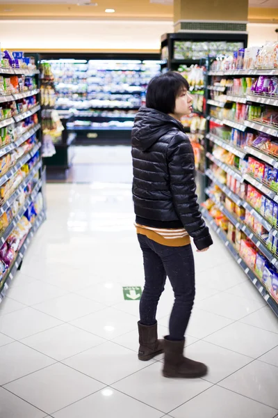 Jovem mulher compras no supermercado — Fotografia de Stock