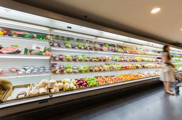 Prateleira com frutas no supermercado — Fotografia de Stock