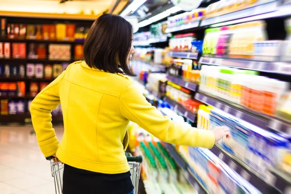 Giovane donna che fa shopping al supermercato — Foto Stock