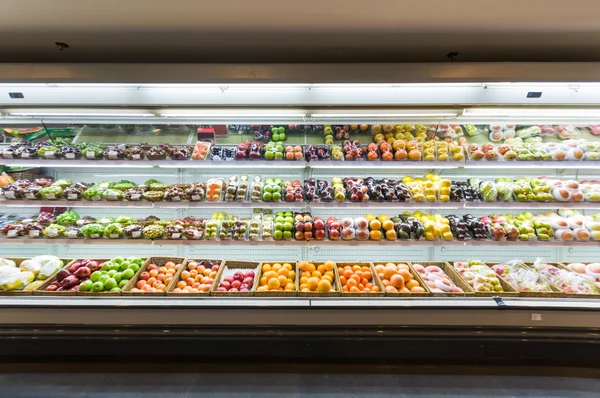 Schap met fruit in de supermarkt — Stockfoto