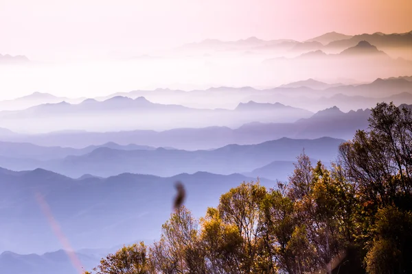 Φθινόπωρο ομιχλώδες τοπίο στην Κίνα — Φωτογραφία Αρχείου