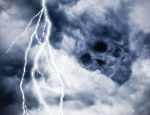 Schädel Idee von dunklen Wolken mit Beleuchtung — Stockfoto