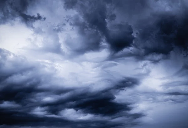 Donkere wolken — Stockfoto