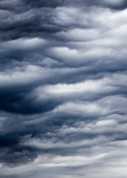 Donkere wolken — Stockfoto