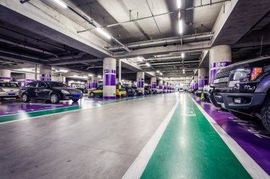 Yer altı otoparkı koridor