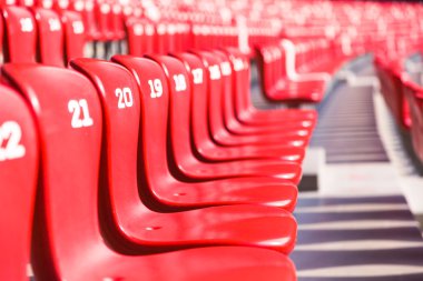 kırmızı büyük stadyum tribünde sandalyeler