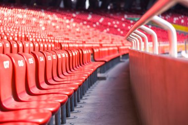 kırmızı büyük stadyum tribünde sandalyeler