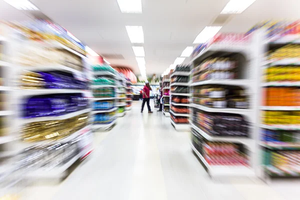 Corredor de supermercado vazio, borrão de movimento — Fotografia de Stock