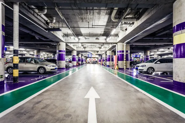 Ondergrondse parkeergarage gangpad — Stockfoto