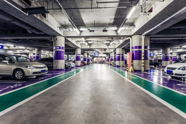 Ondergrondse parkeergarage gangpad — Stockfoto